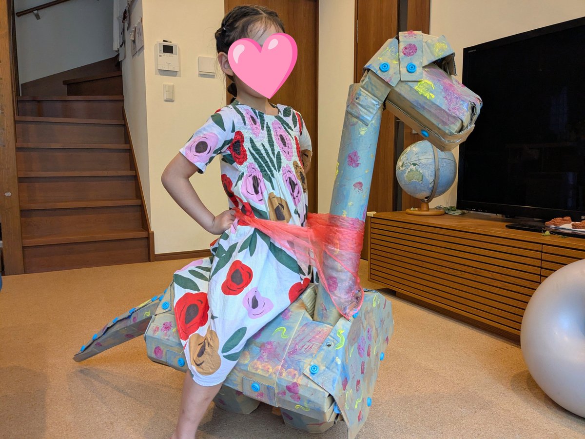 Loo_rooney's tweet photo. 段ボール工作📦️
#makedo で5歳娘考案の乗れるブラキオサウルスを製作🦕🎨
幼児一人ではまだ難しい部分もあるけどアイディア次第でいろんな物が作れるから長く遊べそう!
#夏休み2026🦣 https://t.co/aYoDxhOZLa