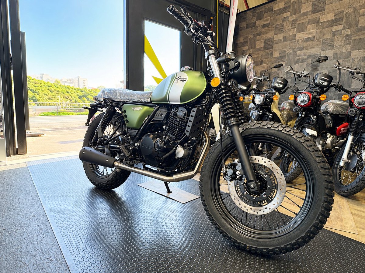 BikeshopRIZE's tweet photo. QINGQI ビッグフット250入荷！

マットグリーン、かなりカッコいいです。

…でも開梱したらフロントフェンダーが入ってない！

「さすが中国！」と思いながら、すぐ輸入元へ連絡しました。

完成したらまたご紹介します！

https://t.co/eYWopKQ2KB

#QINGQI #BIGFOOT250 #バイクショップライズ https://t.co/a58MBapO5Q