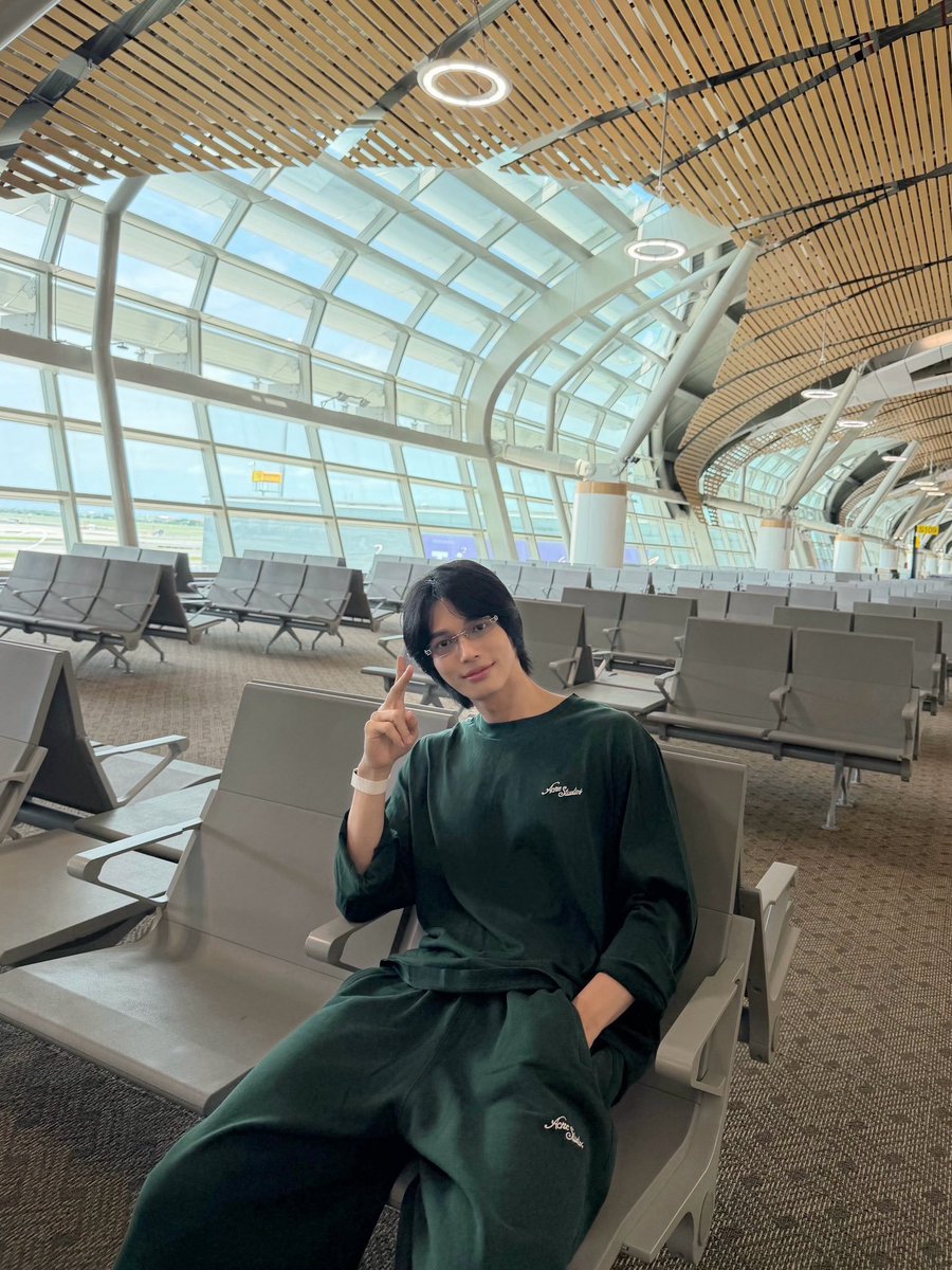 forbabywin's tweet photo. Airport look 

👕👖 @acnestudios 
👓 @_GentleMonster_ 
🏋️ @WHOOP 

#winmetawin https://t.co/57B8rycnWr