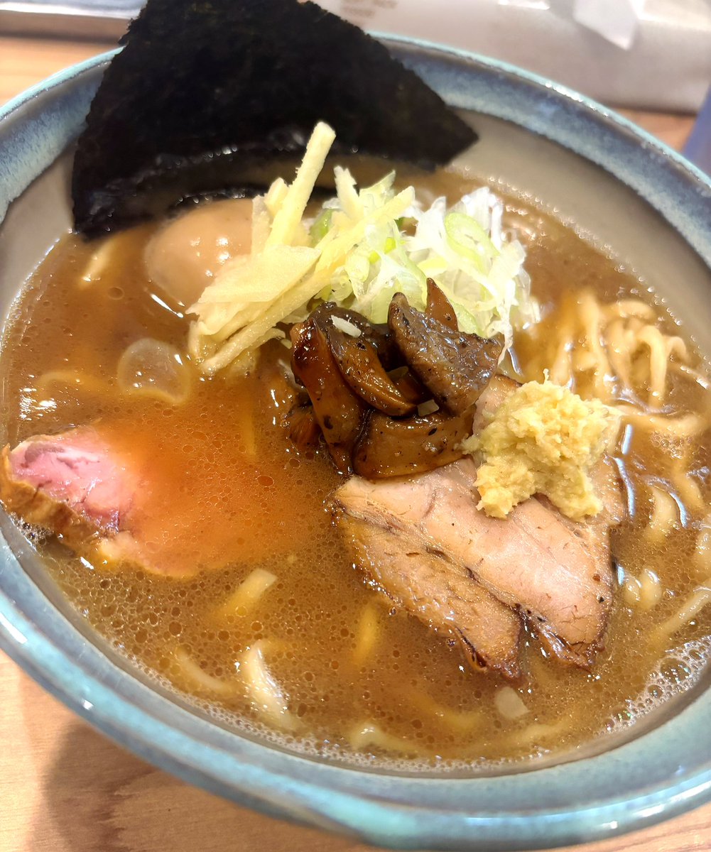 akairinga's tweet photo. 味玉 生姜醤油ラーメン
ラーメンパーク あずーる
生姜大好物なので超気になってお店。澄んだ醤油ではなくMIX系のスープは一口飲んだ瞬間にあまりの旨味に衝撃。麺もちもち。擦り生姜や刻み生姜でさらに生姜感ブースト。エリンギ美味い。暑い中最後まで冷めない熱々ラーメンを汗だくで完飲完食。最高！ https://t.co/sB7qMgUVAl