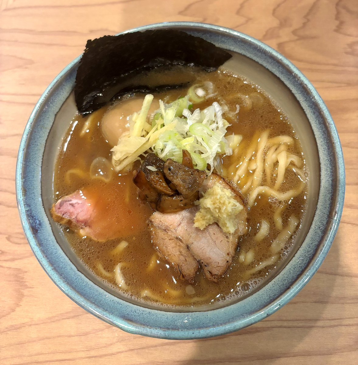 akairinga's tweet photo. 味玉 生姜醤油ラーメン
ラーメンパーク あずーる
生姜大好物なので超気になってお店。澄んだ醤油ではなくMIX系のスープは一口飲んだ瞬間にあまりの旨味に衝撃。麺もちもち。擦り生姜や刻み生姜でさらに生姜感ブースト。エリンギ美味い。暑い中最後まで冷めない熱々ラーメンを汗だくで完飲完食。最高！ https://t.co/sB7qMgUVAl