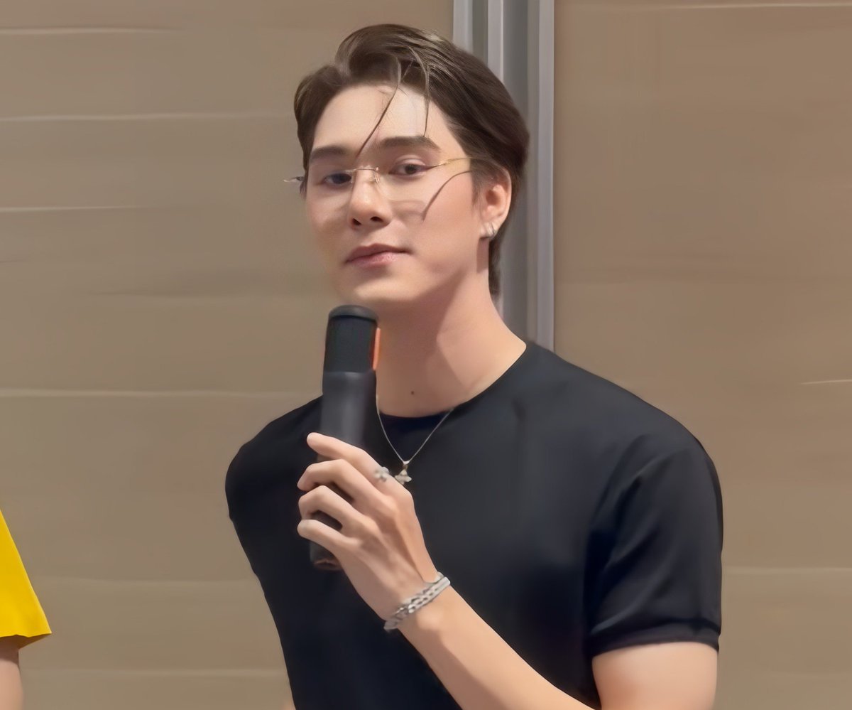 szeasheila's tweet photo. a nanitee ft dew au

kirain hiran udah paling straight di circle, ternyata beliau adalah pahlawan perang di masa lalu cz saat ini punya pacar cantik nan kinyis-kinyis inceran teknik sipil. https://t.co/oso8duU0rF
