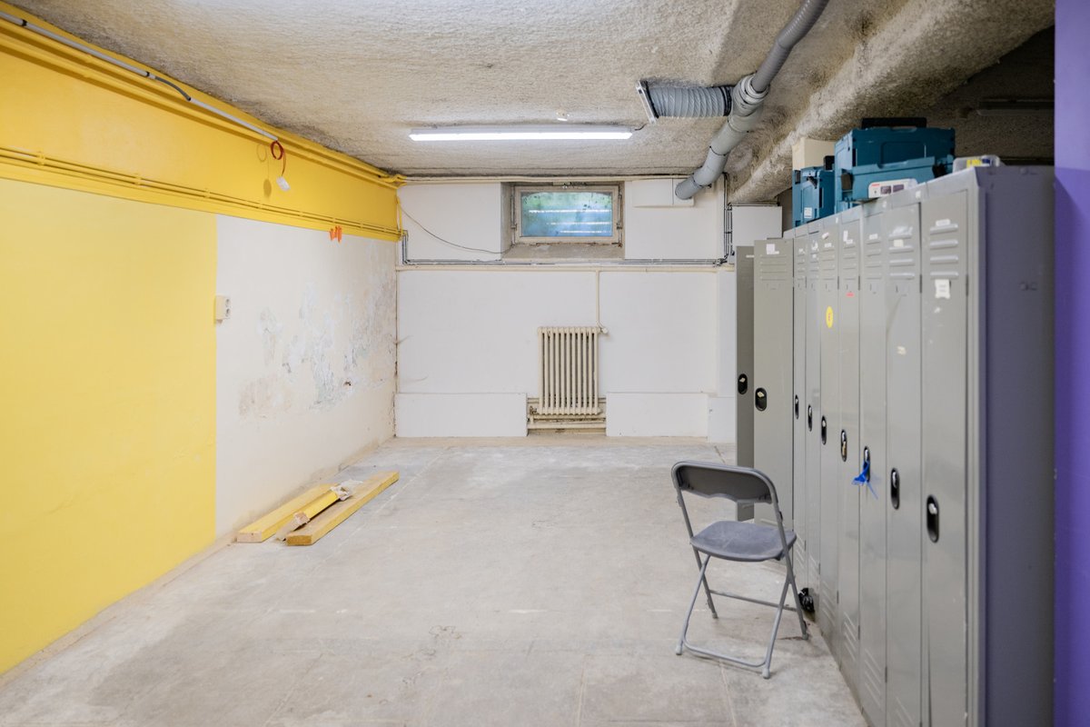 Alfortville_94's tweet photo. 1/2 Les travaux transforment peu à peu votre Hôtel de Ville pour mieux vous accueillir. 🏛🚧

Les travaux de modernisation de l'Hôtel de Ville se poursuivent. Ils s'inscrivent dans la première phase d'un programme global de rénovation visant à améliorer la sécurité, l'accessibilité et le confort du bâtiment.

📸 Sur ces images, découvrez l'avancée de plusieurs chantiers :

🏗 Dans la cour intérieure, le pavage est entièrement repris afin de sécuriser les déplacements et de faciliter l'accessibilité. Les réseaux d'assainissement sont également renouvelés. La cour bénéficiera d'un nouvel aménagement avec un revêtement plus clair autour des pavés et la plantation d'un arbre.

🪟 Le nouveau mur vitré, visible depuis la cour, remplace les anciens pavés de verre devenus vétustes. Plus performant sur les plans thermique et acoustique, il intègre également des ouvrants de désenfumage qui renforceront la sécurité du bâtiment en cas d'incendie.

📦 Les anciennes archives accueillent actuellement la base vie du chantier ainsi qu'une zone de stockage du matériel municipal. Une rénovation de cet espace est prévue en 2028, dans le cadre de la seconde phase du projet de modernisation de l'Hôtel de Ville.

Ces travaux se poursuivront jusqu'à la fin du mois de novembre.

👀 Faites défiler les photos pour découvrir l'avancée du chantier.

#Alfortville #Travaux #HôtelDeVille #Patrimoine #AlfortvilleVilledeBonheuretdePartage