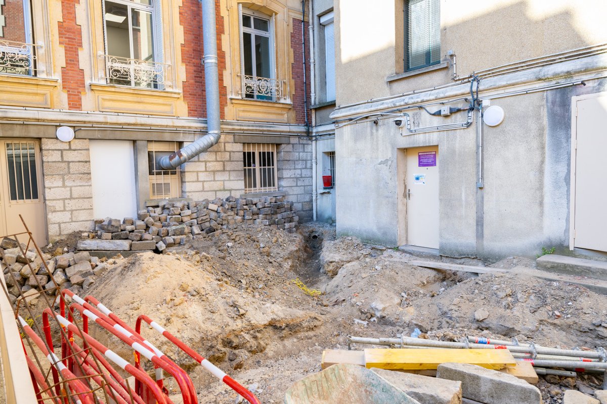 Alfortville_94's tweet photo. 1/2 Les travaux transforment peu à peu votre Hôtel de Ville pour mieux vous accueillir. 🏛🚧

Les travaux de modernisation de l'Hôtel de Ville se poursuivent. Ils s'inscrivent dans la première phase d'un programme global de rénovation visant à améliorer la sécurité, l'accessibilité et le confort du bâtiment.

📸 Sur ces images, découvrez l'avancée de plusieurs chantiers :

🏗 Dans la cour intérieure, le pavage est entièrement repris afin de sécuriser les déplacements et de faciliter l'accessibilité. Les réseaux d'assainissement sont également renouvelés. La cour bénéficiera d'un nouvel aménagement avec un revêtement plus clair autour des pavés et la plantation d'un arbre.

🪟 Le nouveau mur vitré, visible depuis la cour, remplace les anciens pavés de verre devenus vétustes. Plus performant sur les plans thermique et acoustique, il intègre également des ouvrants de désenfumage qui renforceront la sécurité du bâtiment en cas d'incendie.

📦 Les anciennes archives accueillent actuellement la base vie du chantier ainsi qu'une zone de stockage du matériel municipal. Une rénovation de cet espace est prévue en 2028, dans le cadre de la seconde phase du projet de modernisation de l'Hôtel de Ville.

Ces travaux se poursuivront jusqu'à la fin du mois de novembre.

👀 Faites défiler les photos pour découvrir l'avancée du chantier.

#Alfortville #Travaux #HôtelDeVille #Patrimoine #AlfortvilleVilledeBonheuretdePartage