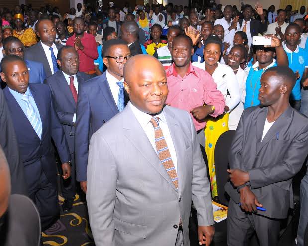 kivumbi's tweet photo. Ayi Benne nze Musajja wo Mukwata Ngabo, Dr. Kivumbi Earnest Benjamin, L.H.D (Hon), Muzzukulu wa Dr. Ashe Kitandwe eyebasse e Nabingo, Muzzukulu wa Mundu Ewunya Buganga eyebasse e Nabingo.

Nkuyozayoza ejinja eliyassa olwazzi olw’okutuka kumatikila go egemyeka 33 nga oli ku Namulondo ya Bajjajja bo olamula O’Buganda.
Webale kusiima naffe Abalokole okutujukila nojaguza naffe ku Watoto Church.

Yoga yoga Bbaffe, Beene, Bukaajumbe, Cuucu, Empologoma, Ffumulizannyiramubwengula, Jjinja eriyasa olwaazi, Kabaka, Kabwejungira, Kalalankoma, Kalemakansinjo, Kaamulali, Kigerekyambogo, Kisiikirize kya Katonda, Kitaffe, Kiryosserulanda, Kiwamirembe, Liisolyampungu, Lukeberwabangi, Lukomannantawetwa, Lumaama, Luwangula, Maasomoogi, Magulunnyondo, Makula ga Buganda, Mpalabwa, Mufumbyagganda, Mulyazzaawo, Bemba Musota, Mutaddibwamu, Mutenzaggulu, Muzaawula, Muzzaŋanda, Muzzaŋoma, Mwennyango, Nnamunswa, Nnannyininsi, Nnantakubwabwami, Nnantakubwamugongo, Nnantawuuna, Nnantayanukulwa, Nnantasibwamuge, Nnantasongwamulunwe, Nnantatunulwamukamwa, Nnantazibirwakkubo, Nnanteetooloolwa, Nnyanjatemanyiirwa, Nnyinimu, Nnyondo ekussa obuzito, Omulwanyammuli, Omutanda, Omuteregga, Omuti Ogubala Ensimbi N’Ebikomo, Ssaabasajja, Ssaabakomazi, Ssaabalangira, Ssaabalongo, Ssabataka, Ssaabawanguzi, Ssalambwa, Ssanyu lyabuganda, Ssebintu, Ssebugulubwannyomo, Ssebunnya, Ssebuufu bwa Ngo,  Sseggwanga, Ssekalibakango, Ssekkesa, Sserwatikalwattaka, Ssemanda, Ssemunywa, Sseddugge...................Ronald Fredrick Kimera Muwenda Mutebi II. Tukusabira buwangaazi.
 
Alikabya amaziga ndimukabya omusayi, alikasukila embazzi ndibuka nenjigaya, woligwa wendigwa . Wangala Omwana wa Mutesa, Nabaggereka egelekele O Buganda, Enkumbi ku Begga, Emwanyi ebewo Ssanga Lyambogo, Ssemakokilo..basigaze webazanyila. Katikilo Charles Peter abewo…https://t.co/05IrHlRJsS