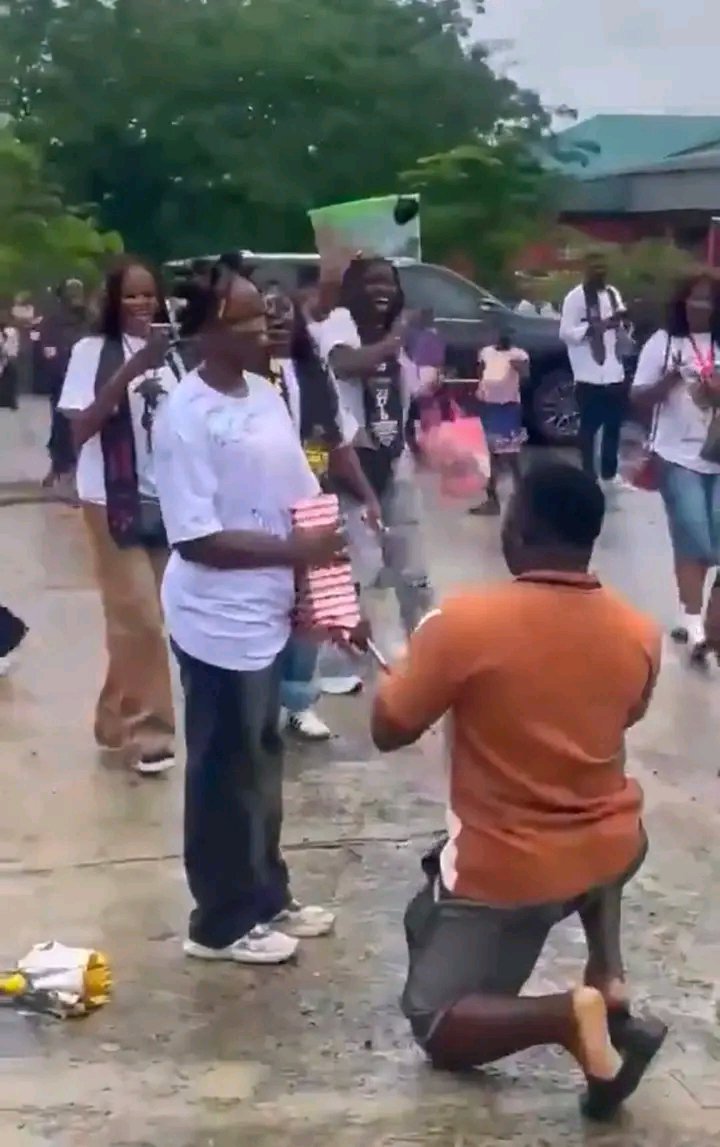 OnlyJayfrosh's tweet photo. This ma proposes to his girlfriend on her sign-out day but gets publicly humiliated after she rejects his proposal. 💔🤦‍♂️ 

I just dey Shame for the guy as I dey watch the video 🤦 https://t.co/rYqHVD7fSL