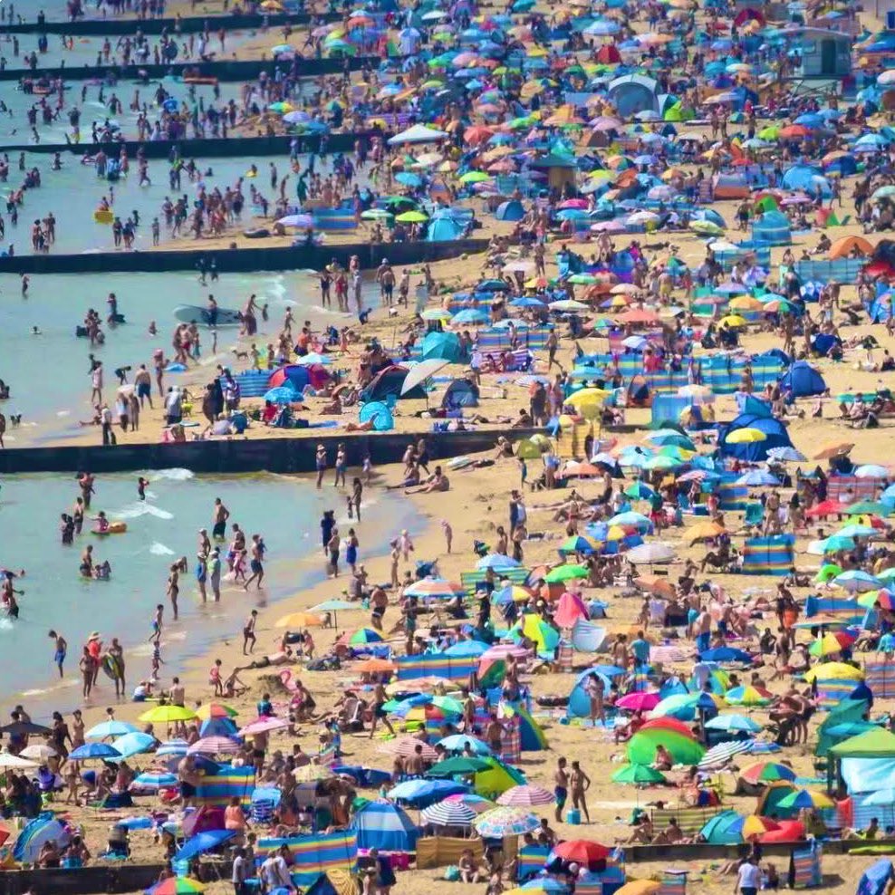 boot15_vu's tweet photo. 🚨 BREAKING: Government pleads with the U.K. public to stay at home this weekend as overcrowding at some beaches could leave channel boats nowhere to land 😏 https://t.co/qnTKyZ9F8b