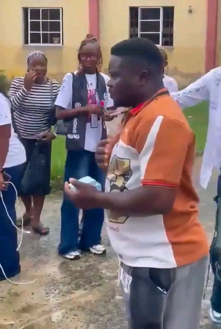 OnlyJayfrosh's tweet photo. This ma proposes to his girlfriend on her sign-out day but gets publicly humiliated after she rejects his proposal. 💔🤦‍♂️ 

I just dey Shame for the guy as I dey watch the video 🤦 https://t.co/rYqHVD7fSL