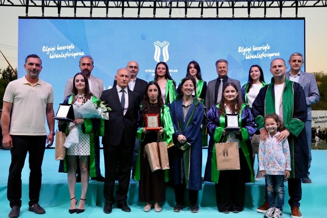 sakaryagiad's tweet photo. Başkan Yardımcımız Mehmet Akif Avcı, Sakarya Uygulamalı Bilimler Üniversitesi'nin 2025-2026 Akademik Yılı Mezuniyet Törenine katıldı.

Mezun olan öğrencilerimizi tebrik ediyor, hayat yolculuklarında başarılar diliyoruz. https://t.co/6JG9p9Hsa1