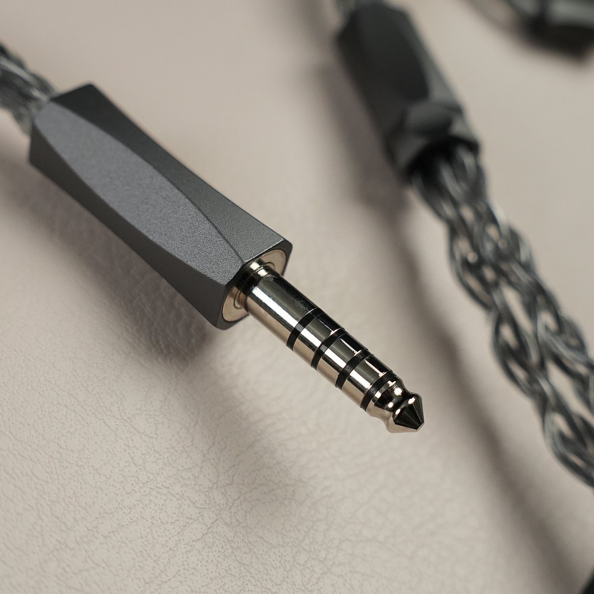 Trusted_Audio_'s tweet photo. Trusted-54、まもなく発売。

透明なボディに浮かぶ、黒と銀のコントラスト。

CNC切削の多面立体金具。目にはシャープに、手にはしなやかに。 https://t.co/vTUroFk51d