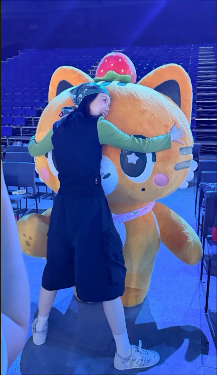 KMayaKwangbae's tweet photo. กอดกับหม่ามี๊
แต่เอากะต๊อนโหม่งหม่าม๊า 555555555555555555555555555 https://t.co/Gz2gocMVLY