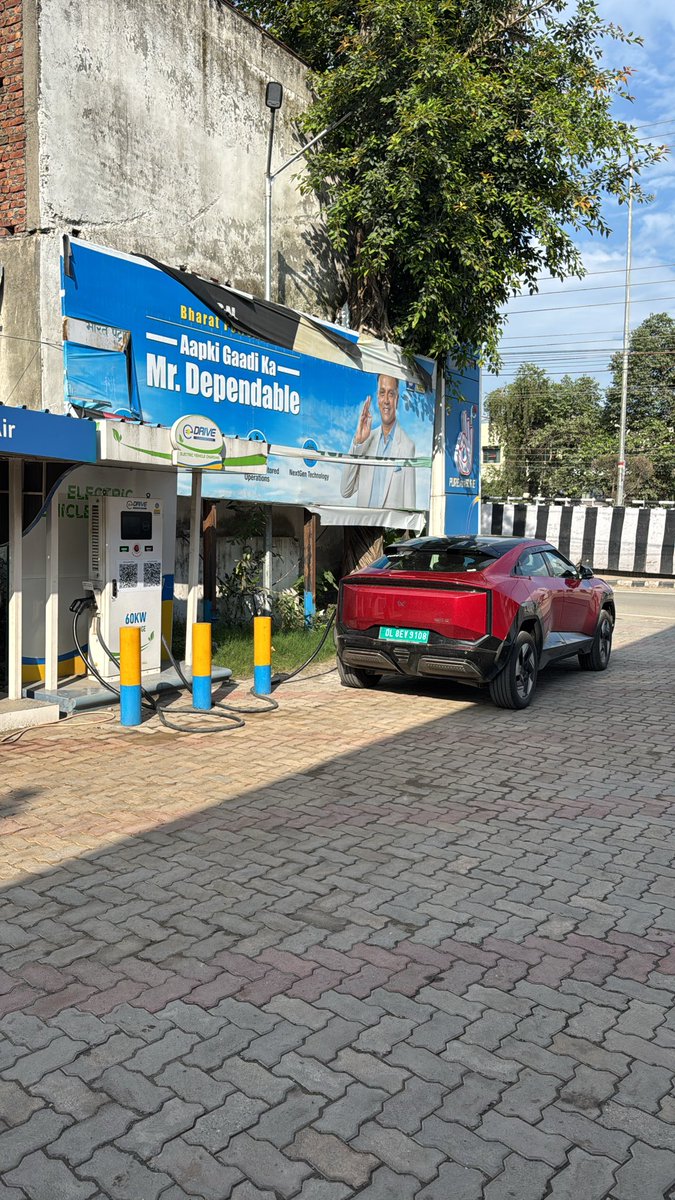 yvarun779's tweet photo. @purohit__anuj @ferrarirules86 @Xroaders_001 @evelectree @EVZindabad Enjoy bhai Mai bhi Saturday ko aaya hu, dehradun entry mai hi working bpcl ka charger hai thoda aagey glida ka ,fir Mussoorie road pe haldiram ke paas bhi bpcl , taj mai tata ka hai , adani ka hai itc dehradun mai  sab working hai https://t.co/wbIO44vNfq