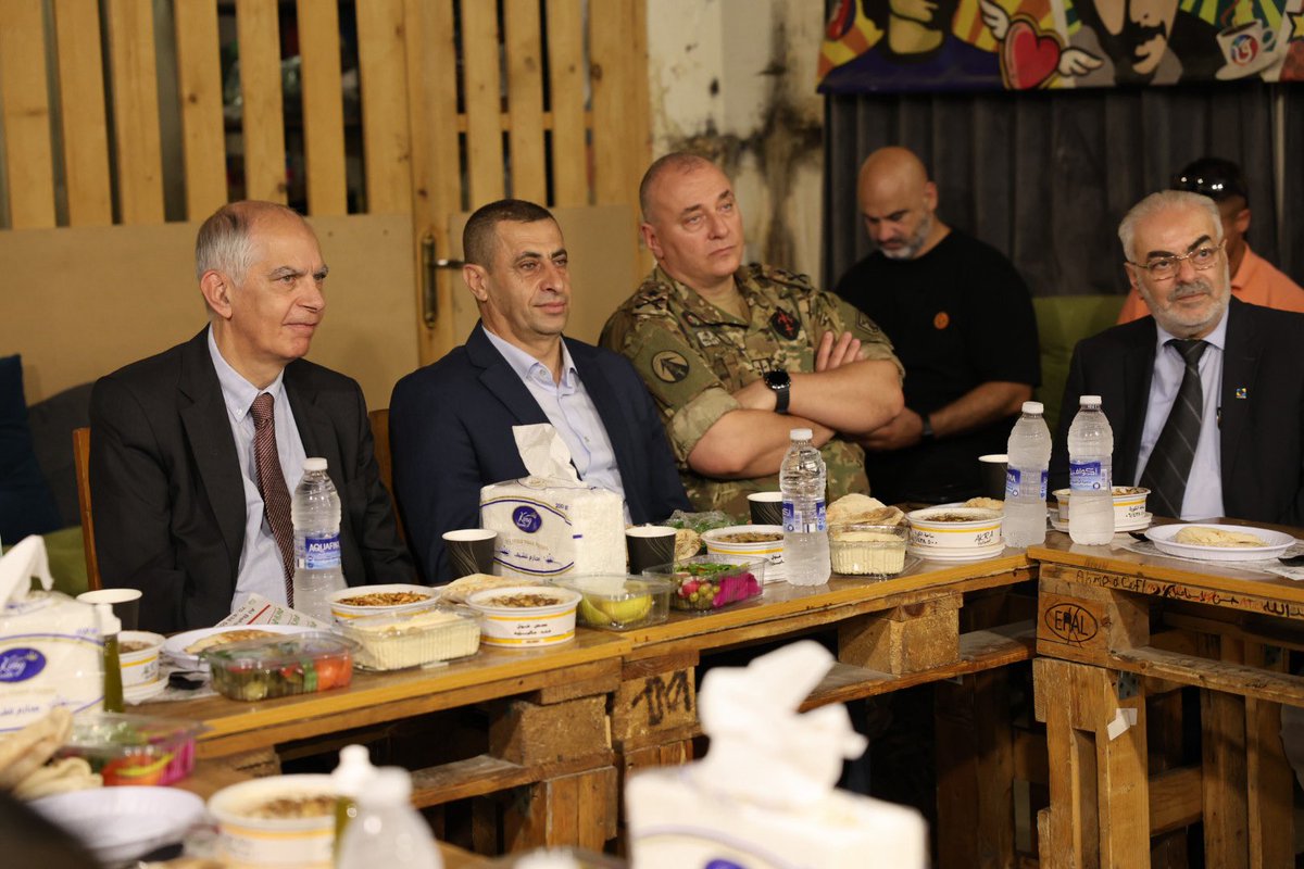 AmbaFranceLiban's tweet photo. À Tripoli, l’Ambassadeur @Herve_Magro a échangé avec les bénéficiaires du projet “Unis par un même hymne” financé par @CdCMAE &amp; mis en œuvre par @MARCHLEBANON

Au cœur du dialogue: stabilisation, réconciliation &amp; résilience socio-éco des populations, en lien avec @LebarmyOfficial https://t.co/EFytyrPx80