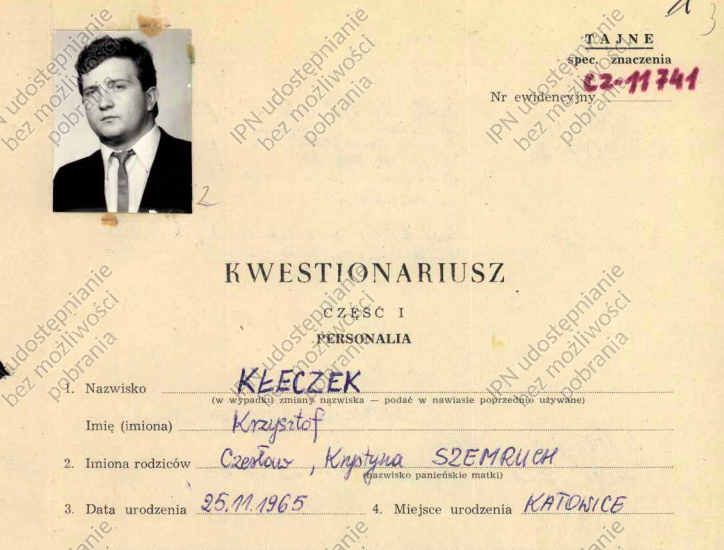 _DiabelStockton's tweet photo. Do wszystkich myślących polityków.

Po kiego chuja chodzicie do tego Kłeczka, i całego tego sracza zwanego @RepublikaTV?
Przecież to rodzaj masochizmu, widzów tego szamba nie przekonacie, a @MiloszKleczek po chamskim was potraktowaniu, zwyzywaniu i wyrzuceniu z programu, zdobędzie poklask motłochu, który normalnych wiadomości nie jest w stanie pojąć.

Ale skoro lubicie być obrażani, zakrzykiwani przez miernoty jak syn eSBeckiego konfidenta, o mentalności szczotki do kibla, to potem nie stękajcie i radźcie sobie sami.
Jak ktoś celowo wdepnie w gówno, to niech nie płacze, że mu nogi śmierdzą.