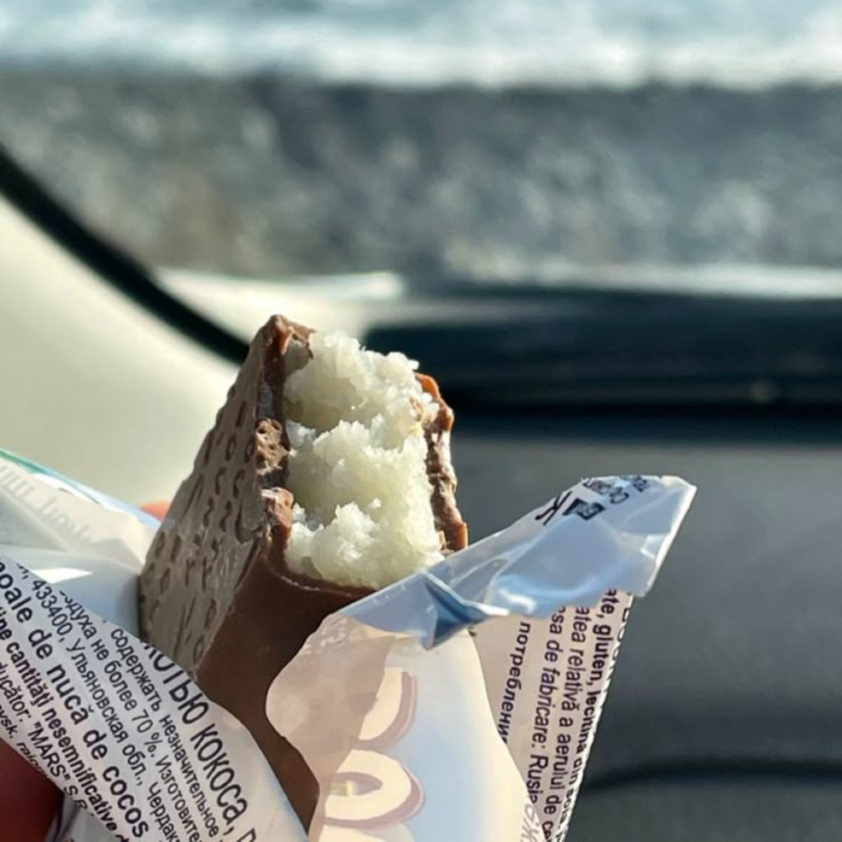 starxxy7's tweet photo. Akhir-akhir ini cokelat Bounty seliweran terus di FYP 😭 
Tapi kayaknya belum pernah nemu di Alfamart atau Indomaret deh. Sumpah jadi penasaran banget sama rasanya.. https://t.co/rtp7gk37eq
