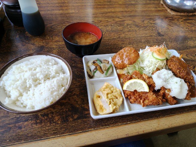 kobe_skymark's tweet photo. 今日のチーランは京都で愛される老舗食堂『ハイライト食堂 御池店』で『ビックリ盛り定食』(税込1200円)をいただきました〜😘
このあと午後6時からは #FMおおつ 『こんばんは おおつ〜FRIDAY PARTY』ｻｳﾝﾄﾞｺﾝｼｪﾙｼﾞｭを務めま〜す📻️https://t.co/FebbT6NHPh https://t.co/0CGx5e5NOG