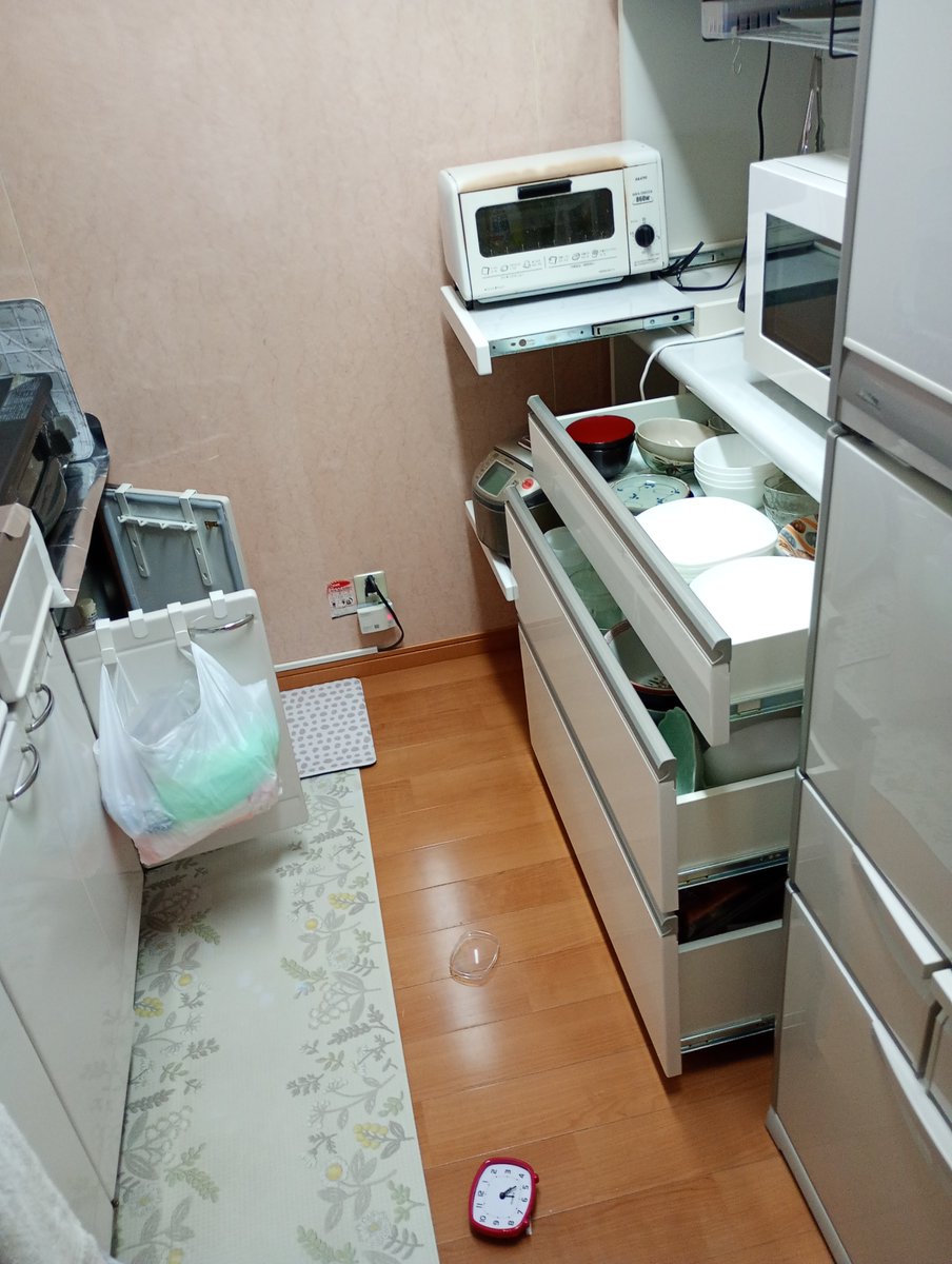 indonomi's tweet photo. 予断を許さない状況ですが、地震について反省点をいくつか
少しでも参考になれば

←左　2016年熊本地震（震度6-）地震対策なし
→右　2026年熊本地震（震度5+）地震対策あり
キッチンボード上部に耐震突っ張り棒
電子レンジの下に耐震ジェル
皿を上部棚から下の引き出しに移動
 #令和8年熊本地震 https://t.co/PF0wZD9fiF