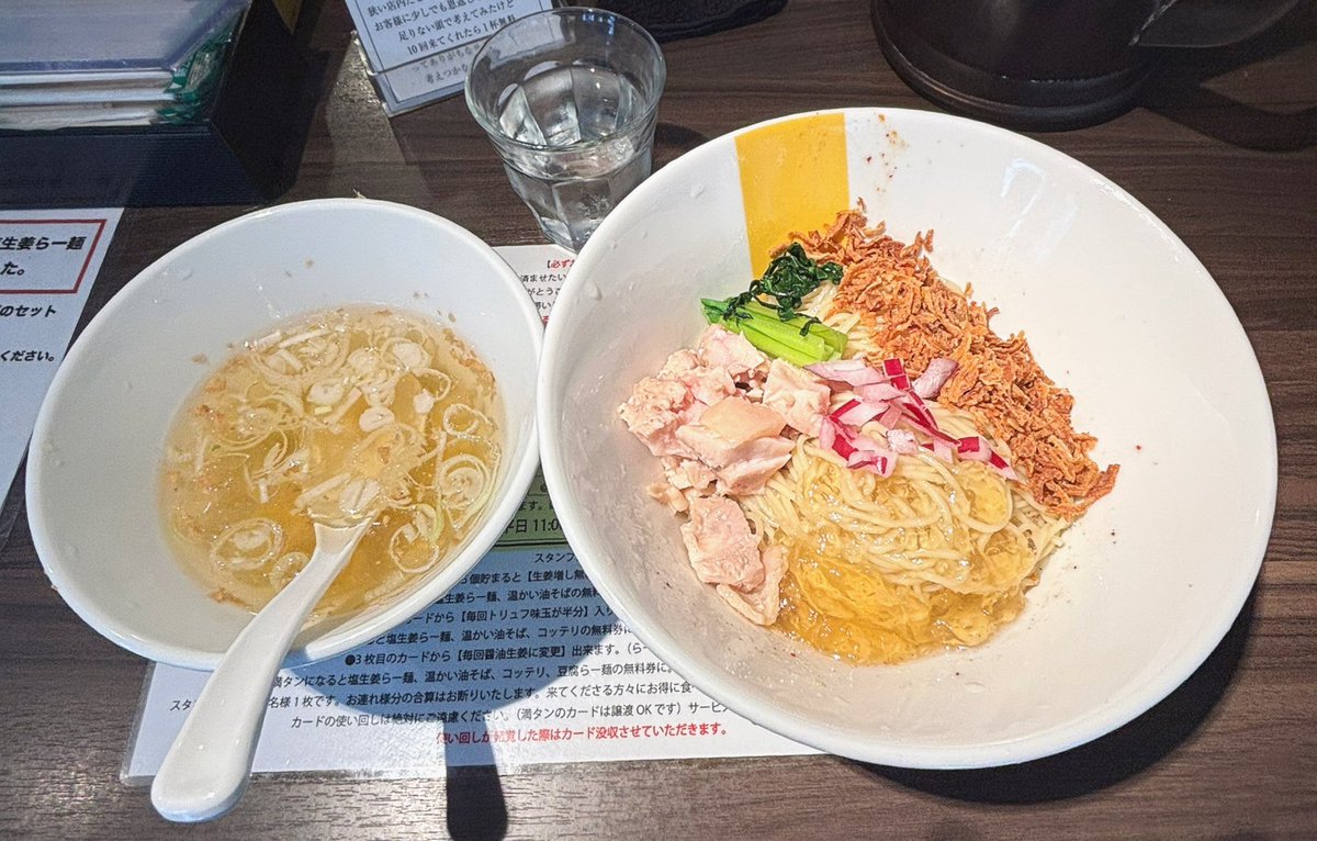 akairinga's tweet photo. 冷たい塩生姜油そば
塩生姜らー麺専門店MANNISH 淡路町本店
本日の生姜縛り2件目。神田イエローと迷ったが暑いので冷やしに。混ぜると下から出汁氷？が出てきて冷たさが保たれる。ジュレが爽やかでフライドオニオンも食欲掻き立て完食。熱いスープは生姜効きまくりで結局汗だく。次はイエロー食べたい https://t.co/0WUUFIqlmg
