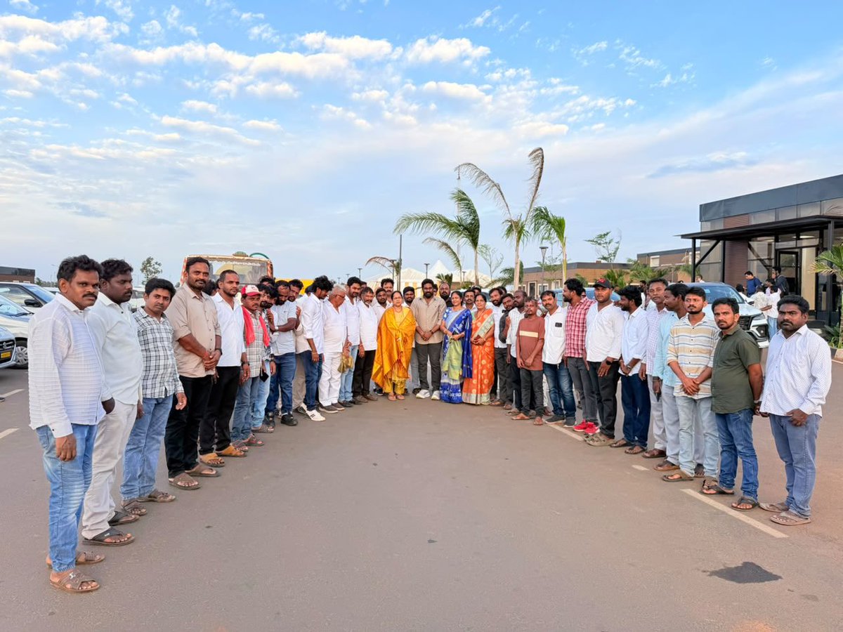 DrSandeepJSP's tweet photo. అల్లూరి సీతారామరాజు అంతర్జాతీయ విమానాశ్రయం ప్రారంభోత్సవం సందర్భంగా గౌరవ ప్రధాని శ్రీ నరేంద్ర మోదీ గారు పాల్గొనే బహిరంగ సభ ఏర్పాట్లను భీమిలి నియోజకవర్గ నాయకులుతో కలిసి పర్యక్షించడం జరిగింది. సభ ఏర్పాట్లను పరిశీలిస్తున్న పర్యాటకశాఖ మంత్రి శ్రీ కందుల దుర్గేష్ గారిని, స్థానిక నెల్లిమర్ల శాసనసభ్యులు శ్రీమతి మాధవి లోకం గారిని మర్యాదపూర్వకంగా కలవడం జరిగింది.