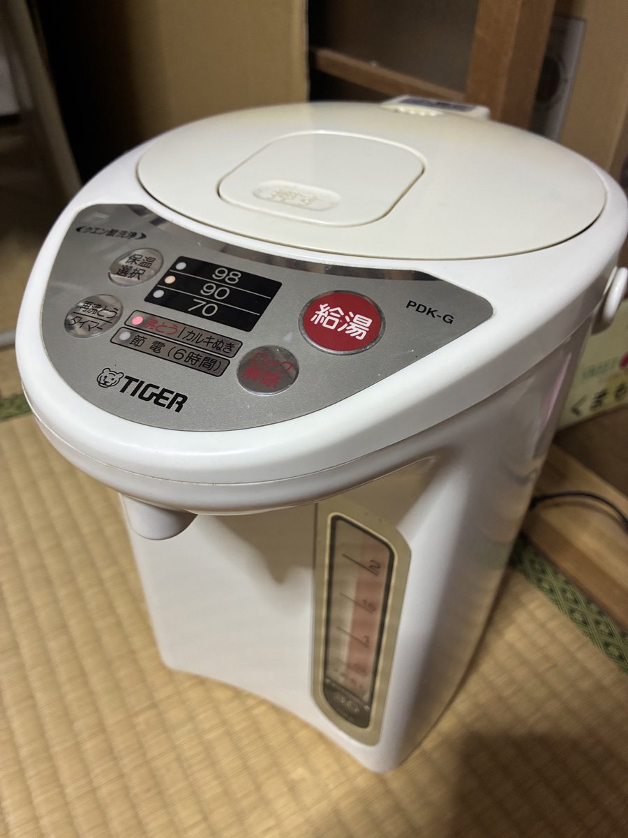volms_RX93's tweet photo. 動いてるうううう！！
お湯確保ぉぉぉぉ！！
ありがとう、かーちゃん！！
ありがとう、Tigerの電動ポット！！ https://t.co/n5jGOiYmA1