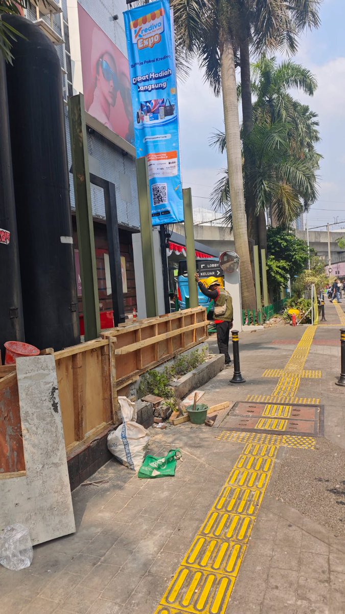 IndonesiaFedera's tweet photo. ADA APA SAMA BLOK M PLAZA?! ⚠️

Hari ini area sekeliling mall resmi dipagerin tinggi banget. Dari luar keliatan tertutup rapat kayak lagi siap-siap siaga satu. 

Apakah ini cuma renovasi biasa, atau ada pengamanan ekstra buat antisipasi gelombang aksi/chaos?! 

Asli bikin paranoid banget. Yang lagi di sekitaran MRT Blok M, please stay safe ya! 😭🙏