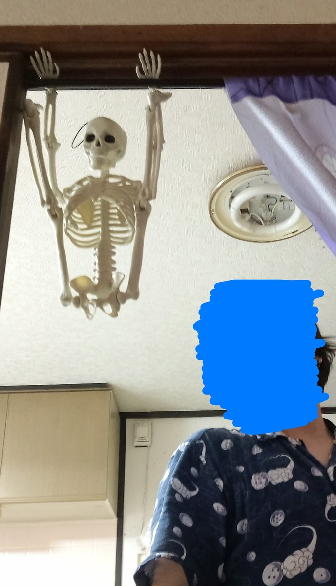 Satomi12f10's tweet photo. 結局、昨日は旦那が手伝ってくれなかったので少ししか片付けられず

片付けないくせに、こんな意味分からん事してケラケラ笑って、旦那の休みは終わりました

もう呆れて言葉が出ませんね…

土日も旦那は仕事

私、片付けられる自信ないや…
地震で倒れた棚、すごい重たいんよ
引っ張ったけど動かん https://t.co/Dx8ujdfYvZ