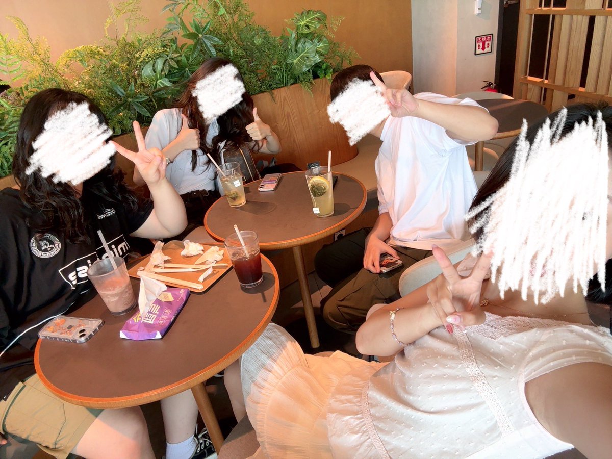Ruvy_y's tweet photo. 베르의 데뷔 초기때부터 함께 했던 트친들과 부산에서 여름을 났어요 ✌️ 저희 모임명은 산불클럽이에요 각자 지금 좋아하는 것들이 한 번씩 불에 탔기 때문이죠…
티셔츠는 독타님(niji_dokkta)!이 그려주셨습니당

@HHT_1782 @na__VER__ @seoforeforest @Vermilli_Sue https://t.co/2841LkU2PJ