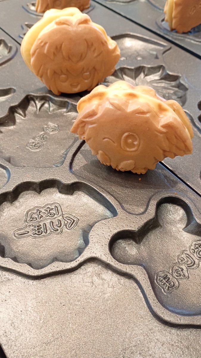 GiGO_taiyaki_ak's tweet photo. ガッチャ☆

8/1から販売開始します『GX焼き』の焼き上がりをデュエリストの皆さまにチラ見せ！👀

ハネクリボーが自分の金型を見ててとてもキュートですね！💕
#遊戯王 
#遊戯王GX 
#yugioh https://t.co/YFoj7nanIa