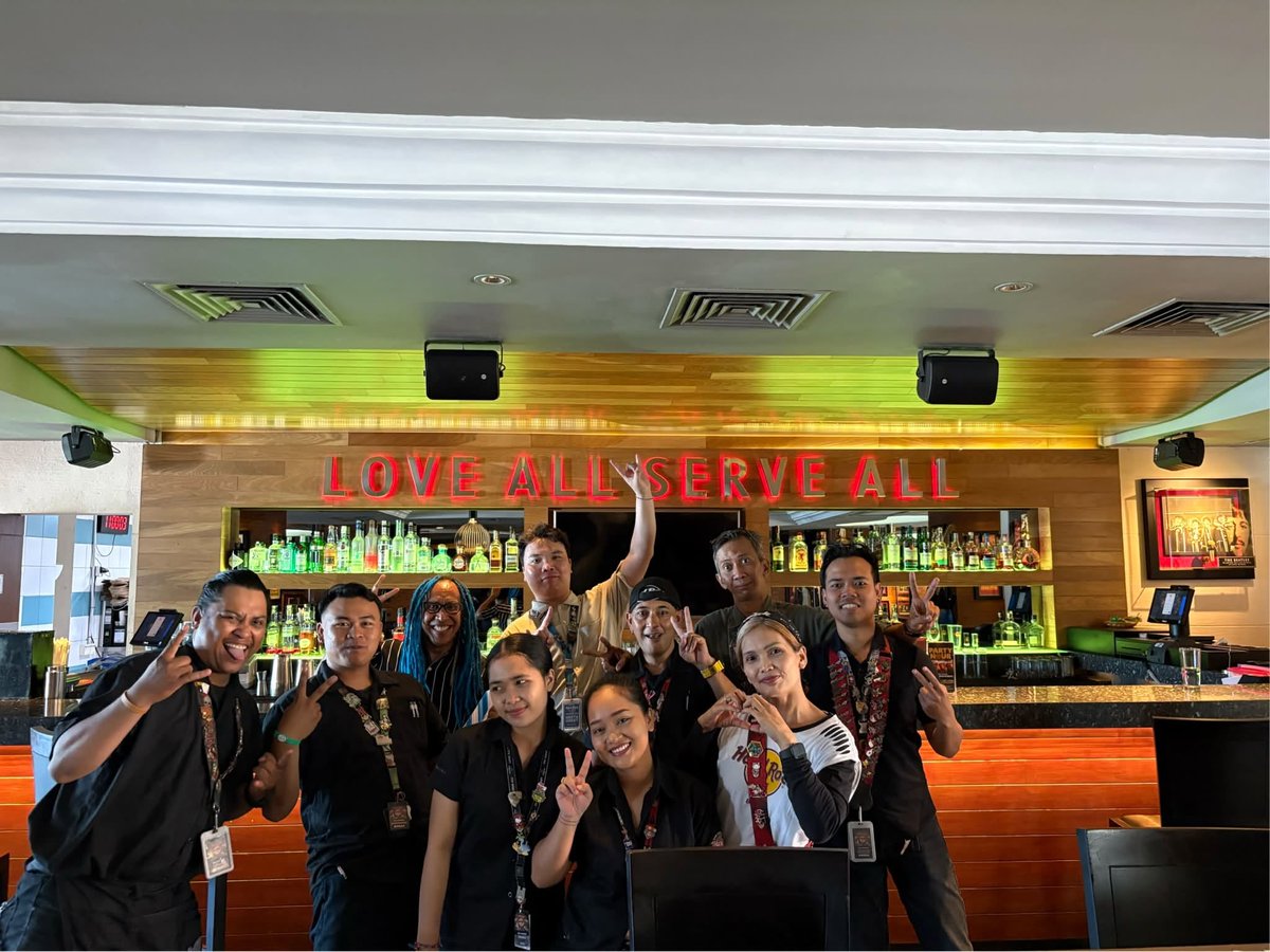 NaranMNG's tweet photo. Hard Rock Cafe Ulaanbaatar-ийн хамт олон 🇮🇩 Hard Rock Cafe Bali-д олон улсын сургалтад хамрагдаж, үйлчилгээ, гал тогооны стандарт, хүнсний аюулгүй байдлын шилдэг туршлагаас суралцлаа. Сурсан мэдлэгээ өдөр тутмын үйл ажиллагаандаа амжилттай нэвтрүүлж байна. 📷 #NaranGroup https://t.co/cNN4yaQh6T