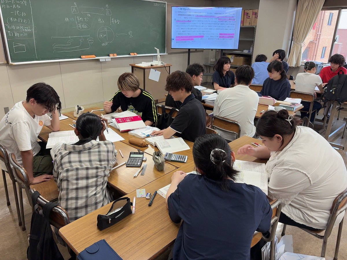 tokyoitkaikei's tweet photo. 会計コース1年生のゼミ学習の様子をお届け！
今回は補講として、みんなで話し合いながら公認会計士の基礎学習に取り組んでいます。
仲間と意見を出し合うことで、理解もぐっと深まります。
会計士への第一歩、みんなで励まし合いながら頑張っています！ https://t.co/RYu4gMBhZW