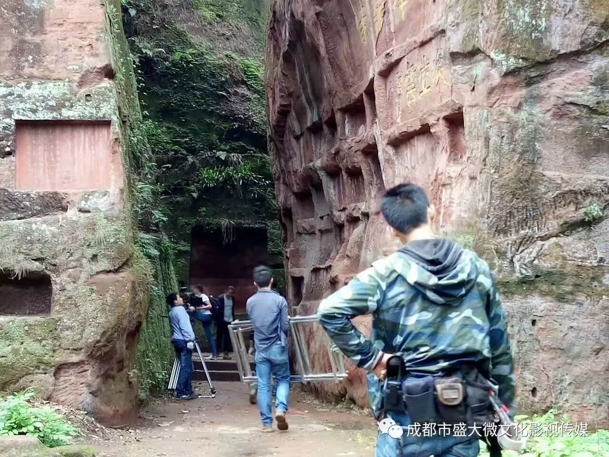 Question222333's tweet photo. 咖啡姐拍摄宣传片剧照，拍一座城市的历史底蕴，剧组，两台艾丽莎电影摄影机，滑轨、十米摇臂，二十人剧组，一台专用发电车。你们哪个见过这种纪录片、宣传片剧组阵仗？央视宣传片剧组也没有我的剧组阵容强大。央视摄像拿的是普通单反、拜访机，我用的是艾丽莎阿来，我的航拍师是世界体育运动航拍冠军。 https://t.co/ZtmaopOdBr