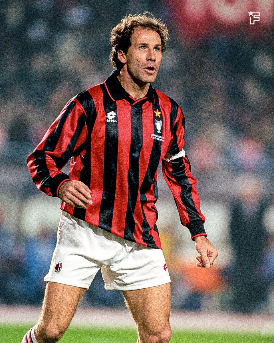 footmercato's tweet photo. Franco Baresi s'est éteint ce vendredi à l’âge de 66 ans. 🕊️🖤

Véritable légende des Rossoneri et capitaine emblématique pendant deux décennies, l'ancien défenseur laisse derrière lui un héritage colossal :

🔴 719 matchs sous le maillot milanais (son unique club de 1977 à 1997) 
🏆 6 Scudetti 
🇪🇺 3 Coupes d’Europe 
🇮🇹 Champion du Monde 1982 et finaliste du Mondial 1994

« Un exemple et une intégrité qui resteront à jamais gravés dans l’ADN du Milan », a salué le club lombard.

Son mythique numéro 6, retiré depuis sa fin de carrière, reste à jamais l'un des plus grands symboles de l'histoire du football.

Toutes nos pensées vont à sa famille, à ses proches et à l'ensemble du peuple rossonero. ❤️🖤