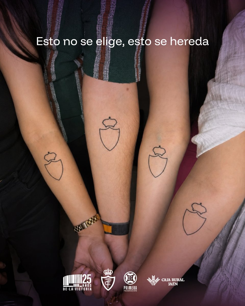 RealJaenCF's tweet photo. Esto no se elige, esto se hereda 💜

Hay sentimientos que van más allá de una camiseta o un resultado. Se llevan en la piel, se pasan de generación en generación y forman parte de quiénes somos 🫶

El escudo del Real Jaén CF marcado para siempre, como el amor por esta tierra y por estos colores.

¿Tú también lo llevas tatuado? Enséñanoslo en los comentarios 💬

#RJ2627 #TuVozSuma
