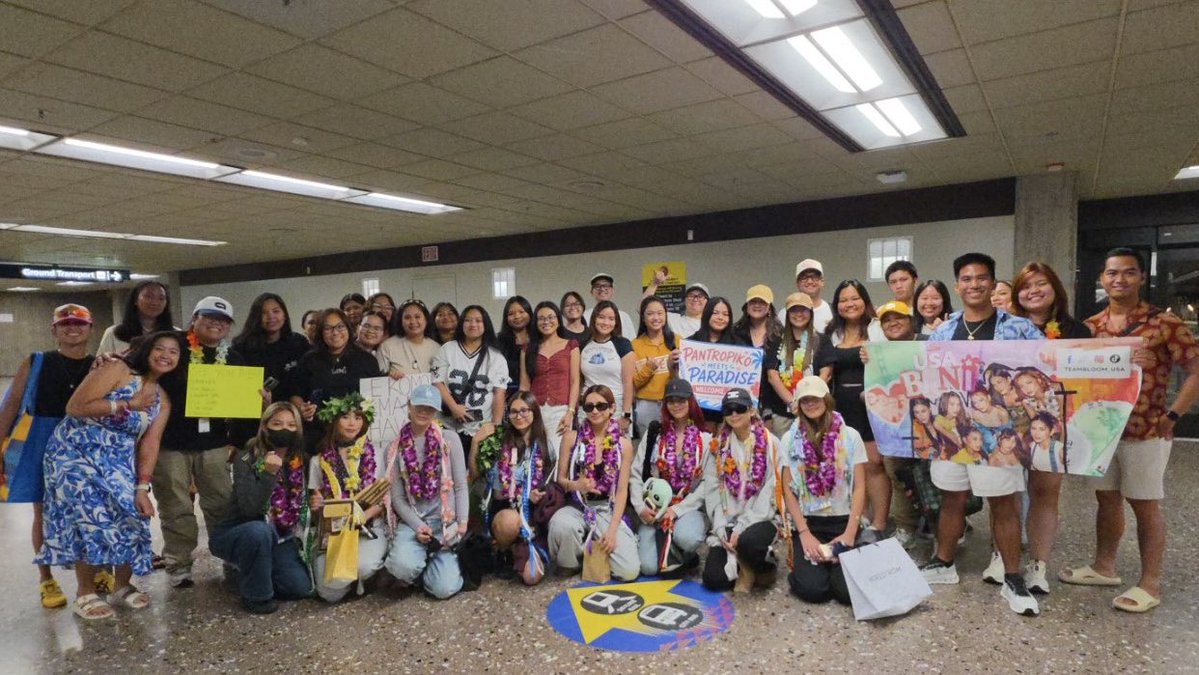 mjfelipe's tweet photo. LOOK: 'Aloha, BINI!' 

BINI just arrived in Honolulu and they were warmly welcomed by Hawaii-based blooms. The Hawaii leg of their Signals World Tour is happening this Saturday, August 1 at the Blaisdell Arena. 

'Mahalo!' 🌸
📸 Team BINI https://t.co/QCvhTBl91R