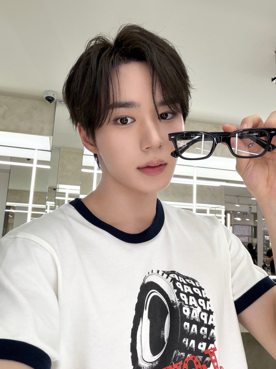 doubleloverskr's tweet photo. DOUBLE LOVERS X ALPHA DRIVE ONE
Behind the Scenes | Junseo 💌😎
Junseo with DL-74 [BLACK-OPTICAL]&amp;[HEART] AFTER [LEOPARD-BLACK]

#doublelovers #더블러버스 #ALPHADRIVEONE #ALD1 #알파드라이브원 https://t.co/sXo9mw4qAg