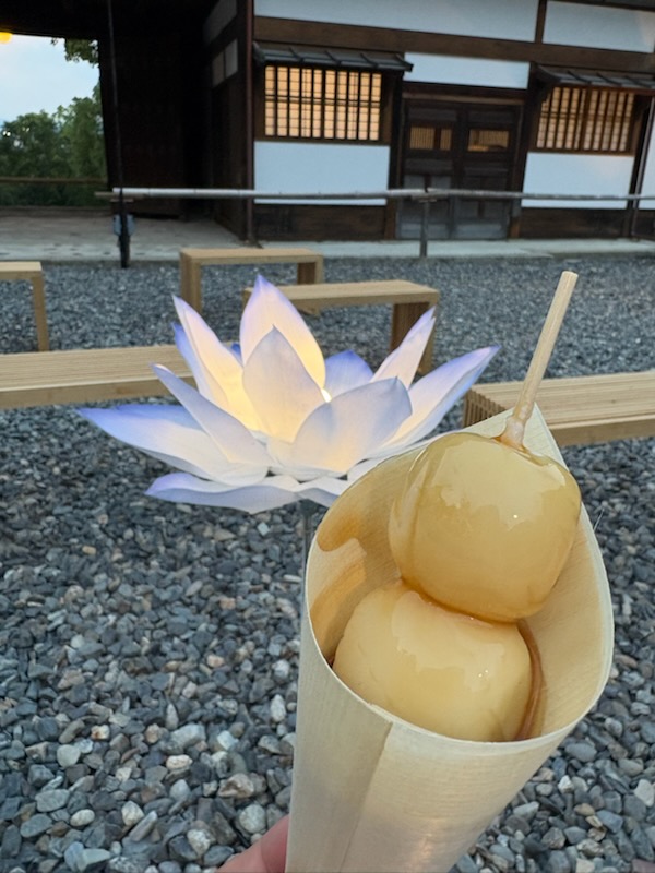 souda_kyouto's tweet photo. 青蓮華の夏灯り―青蓮院門跡― にて出店中

📍京都嵐山　FUKUSHICHI

金・土・日・祝日限定で営業しています！
もちもち食感の「みたらし団子」や、ライトアップ期間限定の「青蓮ソーダ」等を販売しております😊
休憩スペースもございますので、ぜひゆっくりとお楽しみください✨​局員

＃そうだ京都行こう