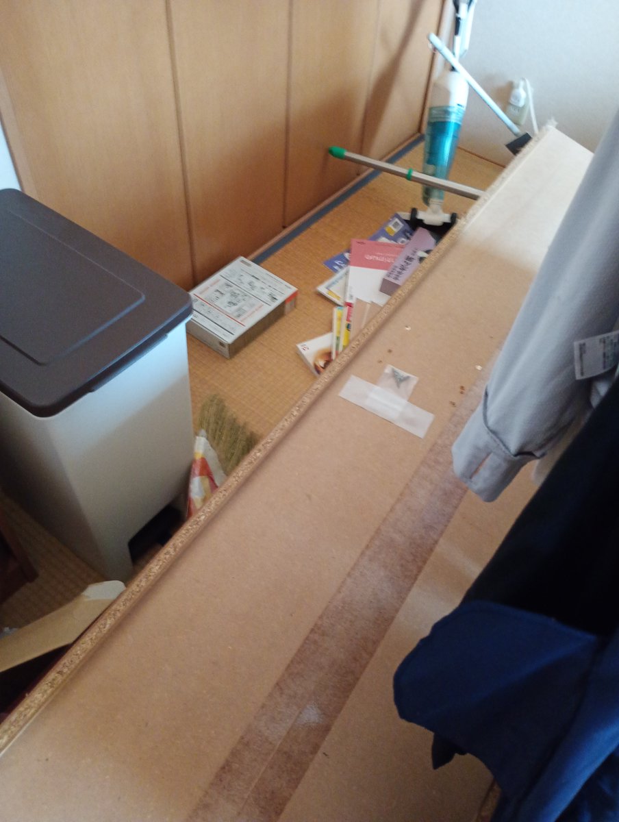 indonomi's tweet photo. ロクな対策してなかった本棚は先日7/28の地震で御覧の有様です
地震対策大事
#令和8年熊本地震 https://t.co/c9kUF1Z6wC