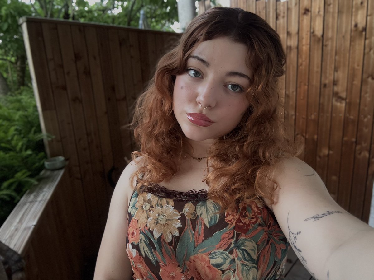 goddessllaa's tweet photo. au cas où certains ne me connaissent pas : je m'appelle Lola et je suis ici depuis à peu près 2 ans. 

je peux paraître plus douce que ce que je suis mais je continue de faire tomber des hommes mariés et bien plus vieux qui viennent tout me donner. ne vous méprenez pas : nombreux sont les jeunes soumis qui trouvent leur chemin jusqu'à ma personne et décident eux aussi de poser les armes. 

je suis très demandeuse et je refuse les contacts inutiles qui me font perdre mon temps, car je suis quelqu'un de très occupé. 

vous verrez bien souvent des comptes fakes passer... d'où la certification sur celui-ci. ne vous faites pas avoir 🤔

pour ce que je pratique, c'est simple : cashmeet, shopping, séances humiliation en virtuel, feetcam. 
je ne pratique pas de réel avant un minimum de virtuel et j'exige une offrande de 20e avant tout contact. 

alors si toutefois tu as trouvé dans mes yeux cette lueur qui te donne envie de te mettre aux pieds... tu sais quoi faire.  💳