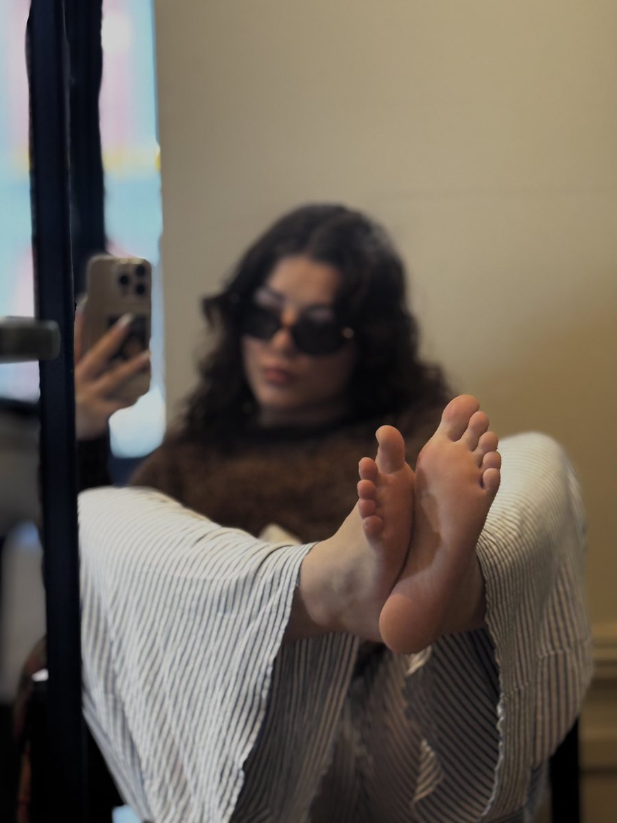 goddessllaa's tweet photo. au cas où certains ne me connaissent pas : je m'appelle Lola et je suis ici depuis à peu près 2 ans. 

je peux paraître plus douce que ce que je suis mais je continue de faire tomber des hommes mariés et bien plus vieux qui viennent tout me donner. ne vous méprenez pas : nombreux sont les jeunes soumis qui trouvent leur chemin jusqu'à ma personne et décident eux aussi de poser les armes. 

je suis très demandeuse et je refuse les contacts inutiles qui me font perdre mon temps, car je suis quelqu'un de très occupé. 

vous verrez bien souvent des comptes fakes passer... d'où la certification sur celui-ci. ne vous faites pas avoir 🤔

pour ce que je pratique, c'est simple : cashmeet, shopping, séances humiliation en virtuel, feetcam. 
je ne pratique pas de réel avant un minimum de virtuel et j'exige une offrande de 20e avant tout contact. 

alors si toutefois tu as trouvé dans mes yeux cette lueur qui te donne envie de te mettre aux pieds... tu sais quoi faire.  💳
