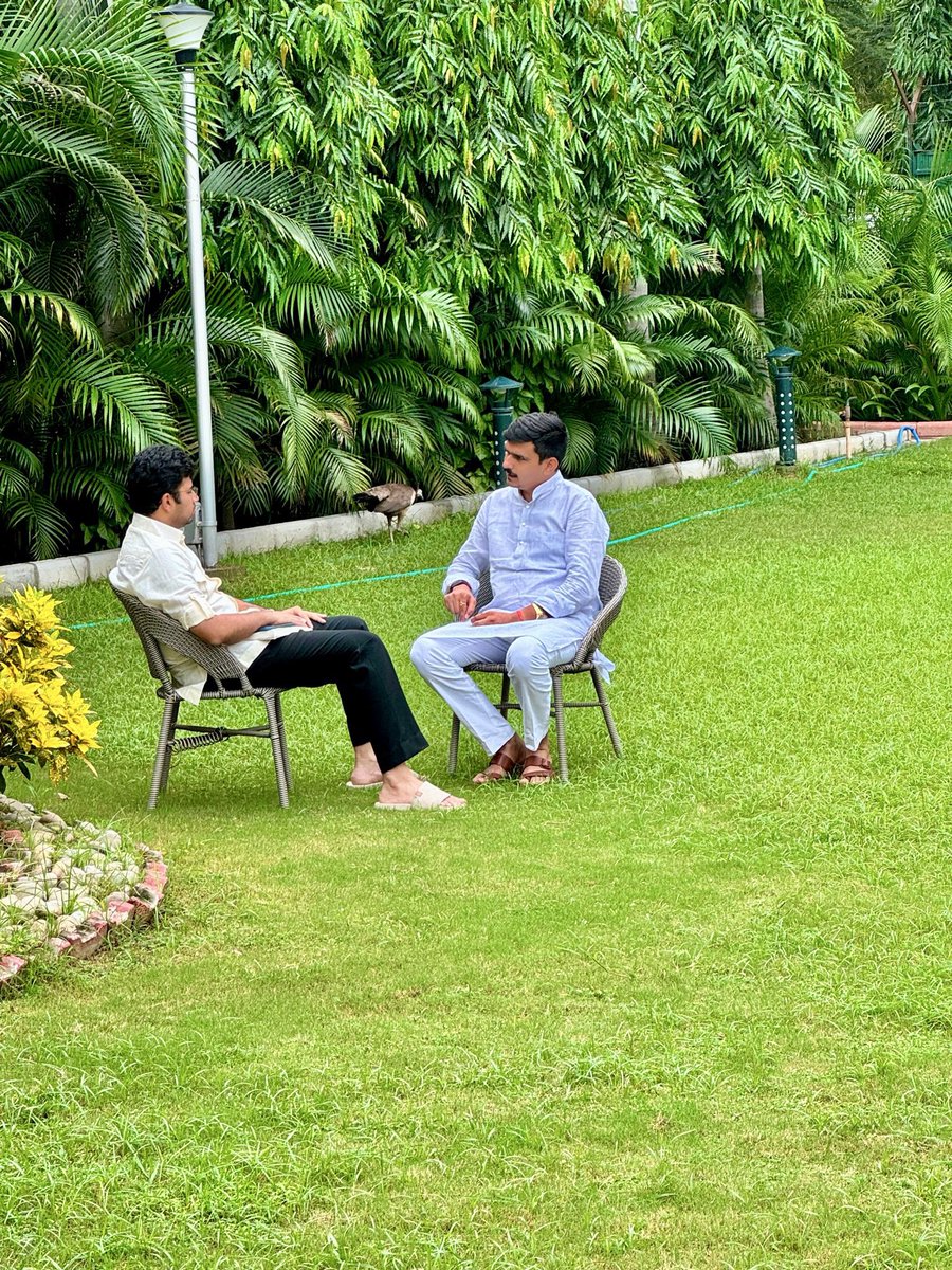 BJYMinRaj's tweet photo. गत दिवस भाजयुमो राजस्थान के प्रदेश श्री @ShankarGora ने दिल्ली प्रवास के दौरान भारतीय जनता युवा मोर्चा के राष्ट्रीय अध्यक्ष एवं सांसद श्री @Tejasvi_Surya से शिष्टाचार भेंट कर विभिन्न विषयों पर चर्चा की। https://t.co/CjDZxwniDA
