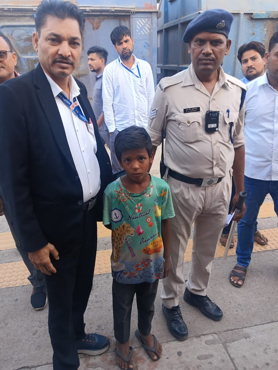 irtcsonr's tweet photo. सतर्कता और इंसानियत की मिसाल
​ट्रेन 22407 के S1 कोच में टिकट चेकिंग स्टाफ श्री राजेंद्र कुमार TTI NZM एवं श्री हुकुम सिंह मीना TTI NZM की सजगता से एक मासूम बच्चा सुरक्षित बच गया। जिसे एक अपराधी बहला फुसलाकर अपने साथ ले जाने का प्रयास कर रहा था
@drm_dli
@GM_NRly 
@RPF_INDIA https://t.co/ut29vCYgOc