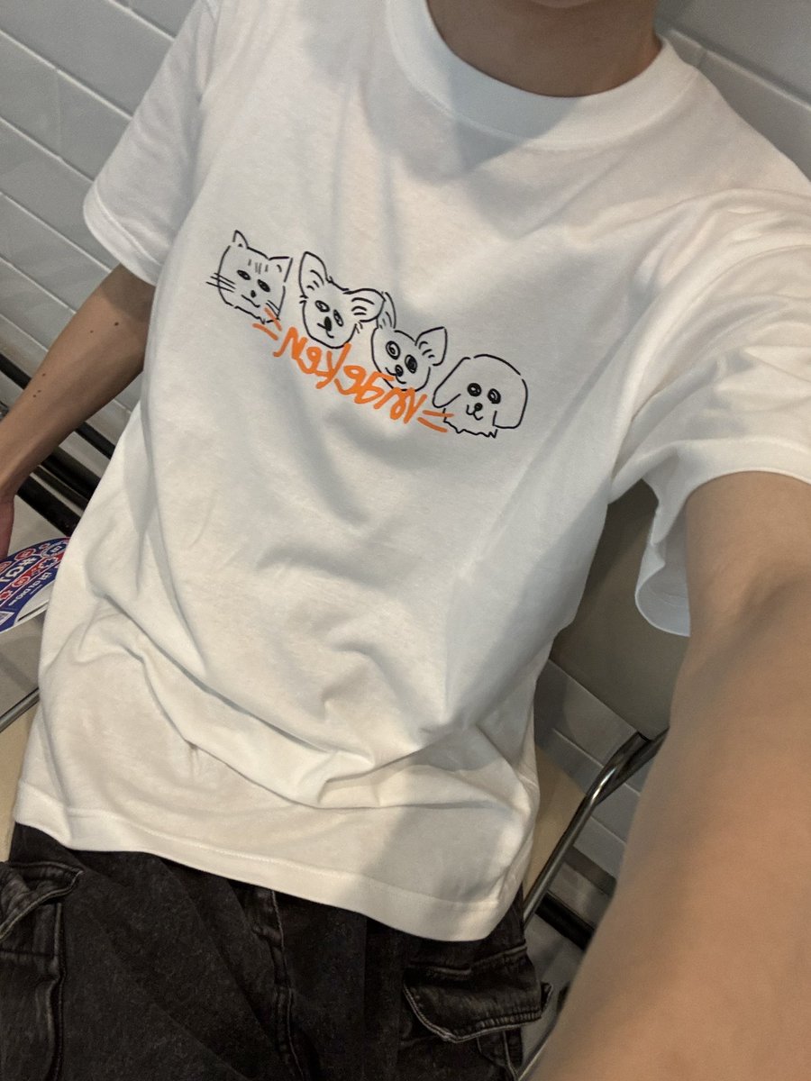 acanemuko_'s tweet photo. とぅぶさんの誕生日Tシャツ、とぅぶ家にいる犬と猫がデザインされててまじかわいい🥹FL物販で好評発売中なのでみんなも購入してみてね‼️ https://t.co/xmH33i98QG