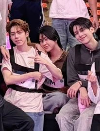 Barbygiraffe's tweet photo. My trio🤏🏻 https://t.co/hKGDJorHJv