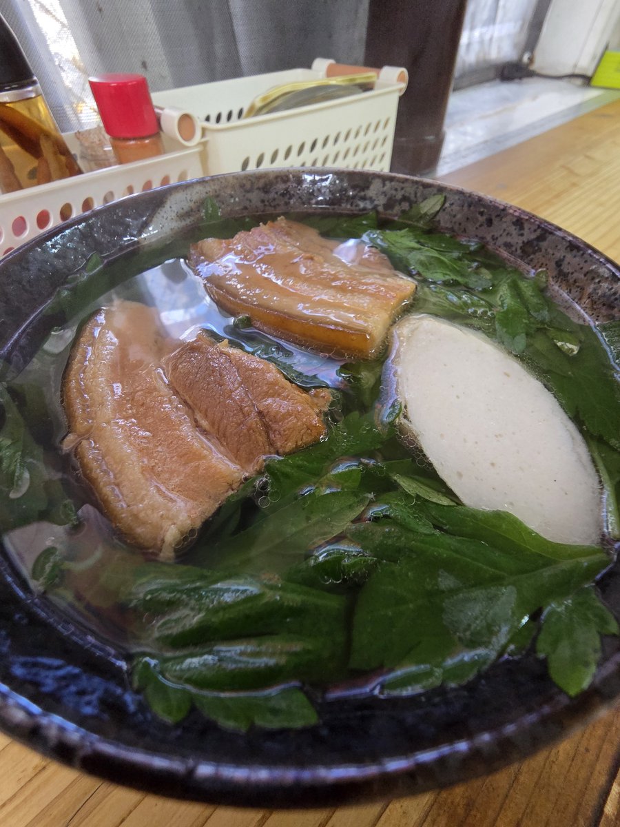 nonno_38's tweet photo. #沖縄そば

🌺華金🌺
ランチは大好きな
亀かめそば

フーチバーそば(大)
&amp;
いなり

なんでかね〜
いつ食べても
まーさん☺️

#亀かめそば
#フーチバーそば https://t.co/fi07ysTrVD