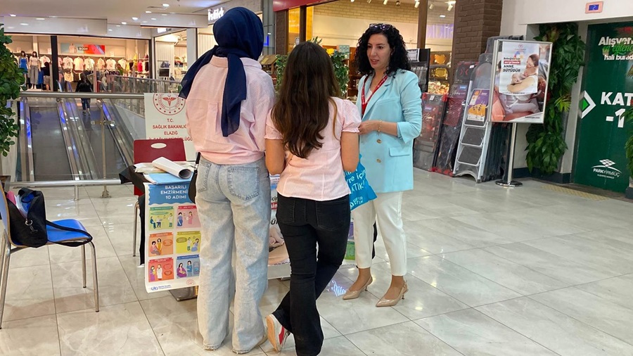 elazigism's tweet photo. İl Sağlık Müdürlüğümüz tarafından, 1–7 Ağustos Emzirme Haftası kapsamında emzirme ile ilgili konularda farkındalığı artırmak ve anne sütüyle beslenmeyi desteklemek üzere etkinlik düzenlendi.

ilimizdeki bir AVM’ nin girişinde stant çalışması şeklinde düzenlenen etkinlik sırasında vatandaşlara;  annelerin bebekleriyle bir arada tutulması, doğru emzirme tekniği, anne sütünün korunması ve saklanması, emzik ve biberon kullanımının zararları gibi birçok konuda bilgilendirmede bulunuldu.

@saglikbakanligi 
@halksagligigm