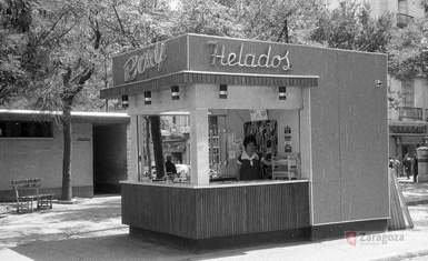 zaragoza_es's tweet photo. Un helado siempre es bueno para combatir los rigores del calor zaragozano.
En la #Zaragoza de los 60, estos quioscos tentaban al viandante acercando los helados de corte de tres gustos, turrón o tutti fruti. 😋
#ZaragozaMemoria
Info del Archivo Municipal > https://t.co/qBYHbpqH8j https://t.co/1E2IUsLmLd