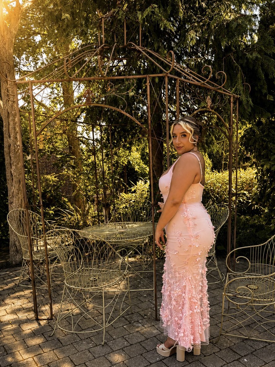 GoddessTeaTree's tweet photo. Bet you wish I was your wedding date, but you can't afford the charge 

Paypig findom humiliation https://t.co/kHF7EAe6KJ