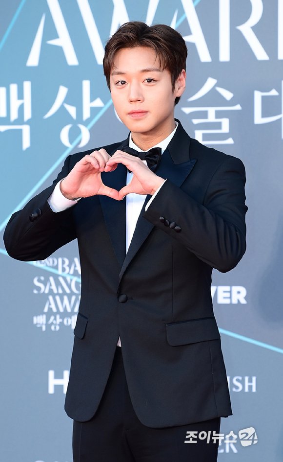 ch_sj2013's tweet photo. Park Jihoon disorot jelang gelaran Blue Dragon Series Awards ke-5 hari ini 😊

Tiga tahun lalu, Jihoon bawa pulang piala pendatang baru lewat Weak Hero Class 1, sekarang di 2026 langsung tembus nominasi aktor utama terbaik di Blue Dragon Series Awards buat perannya di The Legend of Kitchen Soldier.

​Yang bikin makin bangga, Jihoon jadi satu-satunya nominator di usia 20an sekaligus kandidat aktor utama terbaik termuda dalam sejarah ajang ini.

Dia bakal bersaing langsung sama jajaran aktor senior papan atas kayak Kim Seonho, Kim Woobin, Park Haesoo, dan Hyun Bin.

​Tahun 2026 emang fix tahunnya Park Jihoon banget. Dari bikin kita nangis brutal nembus 16,9 juta penonton waktu meranin Danjong di The King's Warden, sampai bikin ngakak dan terharu jadi Kang Seongjae di Kitchen Soldier.

Transisi karakternya mulus banget, beneran definisi aktor dengan seribu wajah 🤗

​Menang atau kalah urusan belakangan. Bisa berdiri sejajar sama para senior dan ngukuhin gelar aktor 20an dengan akting terbaik aja udah jadi bukti valid seberapa luar biasa bakatnya 🙌

https://t.co/PpMQL9z4U4