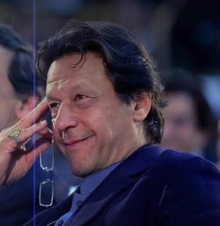 Fakharrehman01's tweet photo. News Alert : Pakistan's incarcerated Ex PM İmran Khan was offered a deal which has now been repeated again. Get your self hospitalized for medical treatment, then shift to Bani Gala , take rest do politics but do not touch past. We will give you next elections. İmran Khan had turned down the offered deal. And no change in his stance. He maintains let the court decide my appeals. 
Putting him behind bars on frivolous charges , unleashing political instability, financial melt down and result is " system collapsed" . İmran Khan had forewarned four years ago.