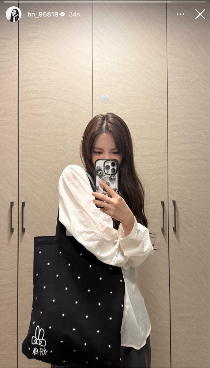 RahBona's tweet photo. JiYeon 🫧 

➖ Where are you going, all dressed up so pretty and carrying your Yeonyeon bag?!!!!
🐰 Hehe, after my schedule is over, I’m going to acting lessons 

^ Her dedication to acting is something I really admire. Even while she’s actively filming now she still makes time to attend acting lessons. I love how committed she is to constantly improving 😭 

#KimJiYeon #BONA 
#WJSN  #보나 #김지연